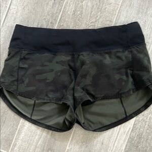 Lululemon Women's low-rise lined camo 2.5" running shorts